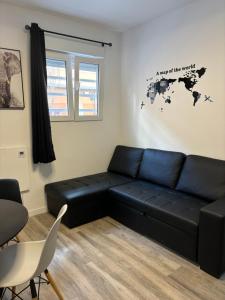 Posezení v ubytování Apartamento blanco y negro en el centro