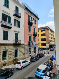 una calle con coches estacionados en el lateral de un edificio en Gians B&B en Nápoles