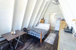 A bed or beds in a room at Cashaw Cabin - Private A-frame Treasure Beach