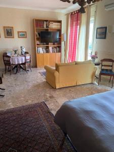 una sala de estar con un sofá y una mesa en Domus Diocleziano, en Nápoles