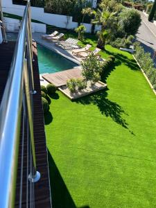 Bazén v ubytovaní Grande Villa 350 M2, piscine chauffée vue mer et collines, CAVALAIRE sur mer, 10 personnes alebo v jeho blízkosti