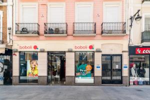 een winkel voor een gebouw in een straat bij Ma&to Alhóndiga Apart in Granada