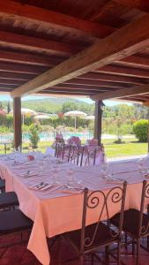 a long table with chairs and a pink table cloth at Agriturismo Agrifoglio in Capalbio
