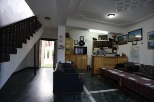 una sala de estar con sofás, TV y una persona en Hotel Jan Palace, en Leh