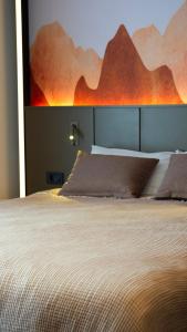 ein Schlafzimmer mit einem großen Bett und einem Gemälde an der Wand in der Unterkunft Kleopatra Dreams Beach Hotel in Alanya