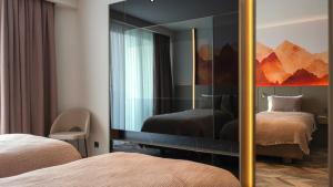 Habitación con 2 camas y un espejo grande. en Kleopatra Dreams Beach Hotel, en Alanya