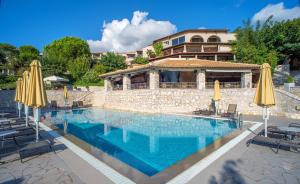 Bazén v ubytovaní Movenpick Resort Agios Nikolaos Sivota alebo v jeho blízkosti