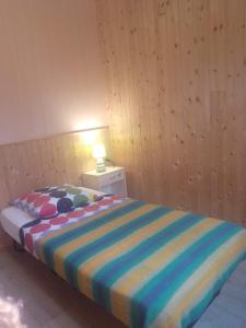 Giường trong phòng chung tại Couette et Tartinettes