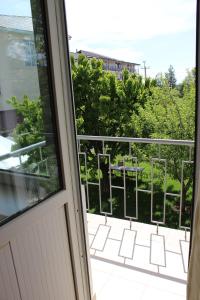 - une vue depuis la porte d'un balcon dans l'établissement Гостевой дом Крылья, à Cholpon-Ata