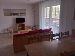 un salon avec un canapé et une table dans l'établissement Résidence de Tourisme La Meije Blanche, à Villar-dʼArêne