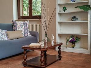 uma sala de estar com um sofá e uma mesa de centro em Villa Petra em Botrugno