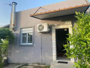 una casa con aire acondicionado en un lado en Βίλα στην Πάτρα, en Patra
