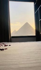 um quarto com vista para as pirâmides a partir de uma janela em Arena pyramids view no Cairo