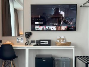 TV a/nebo společenská místnost v ubytování POR Arak