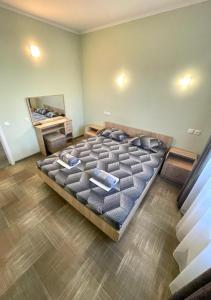Ein Bett oder Betten in einem Zimmer der Unterkunft Ассоль