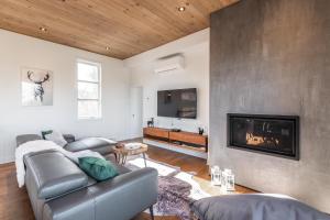Televiisor ja/või meelelahutuskeskus majutusasutuses Chalet Xo Tremblant - 5brs, Private Baths, Spa, Sauna & Rooftop