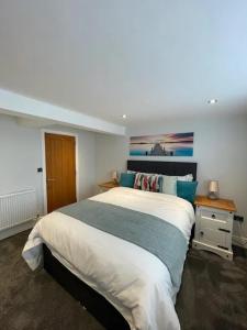 スカーバラにあるPenthouse Flat in Scarboroughの部屋の中に大きなベッドがある寝室 +19枚の写真