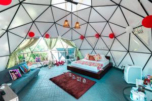 a room with a tent with a bed and a couch at Glamping ValleSanto Experience in Trujillo