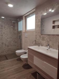 ein Badezimmer mit Toilette und Waschbecken in der Unterkunft Corte San Gabriele in Galatina