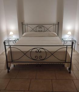 Bett mit zwei Leuchten auf beiden Seiten in der Unterkunft Corte San Gabriele in Galatina