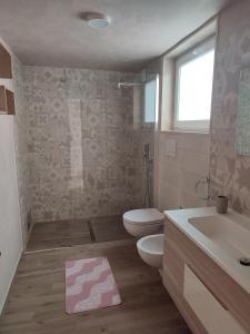 ein Badezimmer mit Toilette und Waschbecken in der Unterkunft Corte San Gabriele in Galatina + 25 Fotos