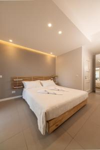 メッシーナにあるAppartamento al Mare Sant’Agataのベッドルーム(白いシーツを使用した大型ベッド1台付)