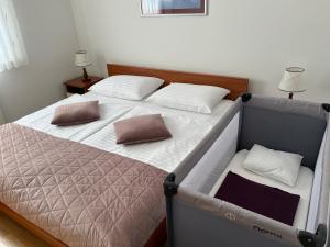 Postel nebo postele na pokoji v ubytování Apartman Dada + 37 fotografií