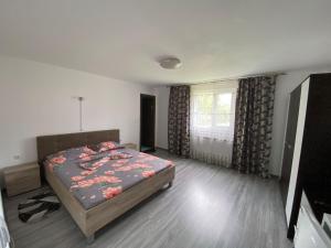 Postel nebo postele na pokoji v ubytování Casa Tomița