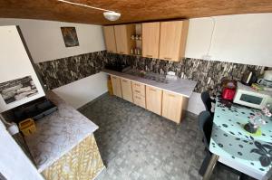 an overhead view of a kitchen with a counter top at Casa Tomița in 2 Mai