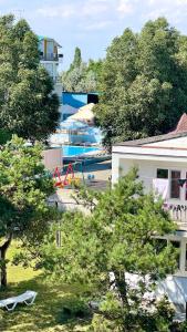 - Vistas a un parque con barcos en el agua en Ассоль en Koblevo