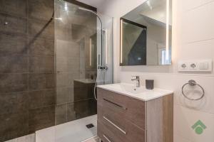 a bathroom with a shower and a sink at Apartamento Torre Vigia in Conil de la Frontera