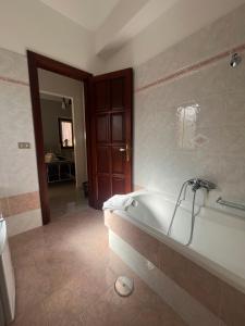 Habitación con baño con bañera. en Piccola Mansarda en Parghelia