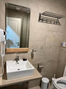 Koupelna v ubytování Hotel Bacelli Voskopoje + 37 fotografií