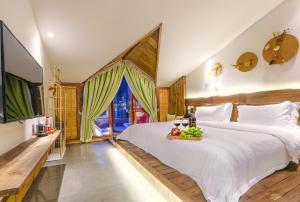 Pure House في تشانغجياجيه: غرفة نوم بها سرير كبير مع وعاء من الفواكه عليها
