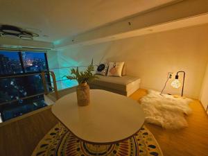 a living room with a table and a couch at 서울의 야경을 품은 스테이 in Seoul +46 photos