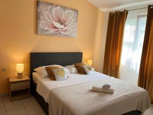1 dormitorio con 2 camas y toallas. en Apartments Villa Mirella 20 m from the sea - free parking en Trogir