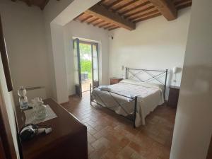 a bedroom with a bed and a table at Agriturismo Piandimaggio in Pienza