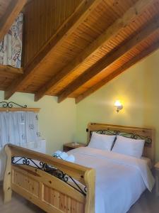 - une chambre avec un grand lit dans l'établissement Vila118, à Voskopojë