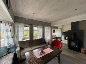 a living room with a couch and a table at Kongsmark Hytteferie AS in Tengelfjorden