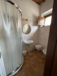 a bathroom with a shower and a sink and a toilet at Agriturismo Piandimaggio in Pienza