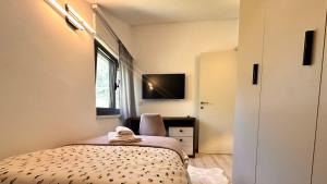 um pequeno quarto com uma cama e uma janela em Vito em Gradac