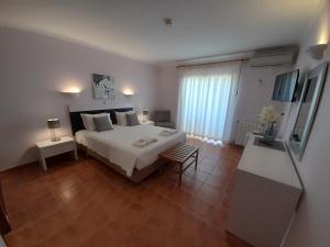 a bedroom with a large white bed in a room at Aurora Sol in Luz