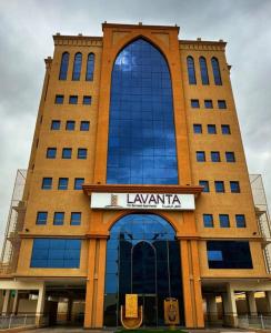 um edifício com uma placa na frente dele em لافانتا للشقق المخدومه - LAVANTA Hotel em Al Khobar