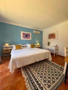 ラゴスにあるVila Graciosa - Tranquility Oasisの青い壁のベッドルーム1室(大型ベッド1台付)