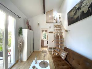 Zdjęcie z galerii obiektu The Little Oak - tiny house with bed on mezzanine & terrace - from 1 to 4 p Disney, Paris & CDG w mieście Pomponne