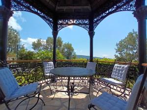 um gazebo com uma mesa e cadeiras num alpendre em Villa Casa Belvedere near Dubrovnik em Gruda