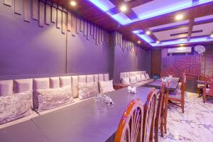 Khu vực ghế ngồi tại Hotel Ruby and Restaurant