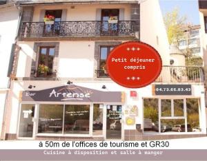 een bord voor een restaurant voor een gebouw bij Hébergement Artense in Le Mont-Dore