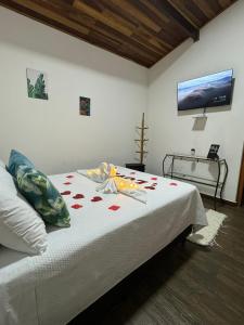 Giường trong phòng chung tại Chalés Fonte da Serra Monte Verde - MG