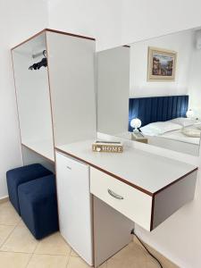 Habitación con escritorio y cama en Eleni Guest House en Sarandë